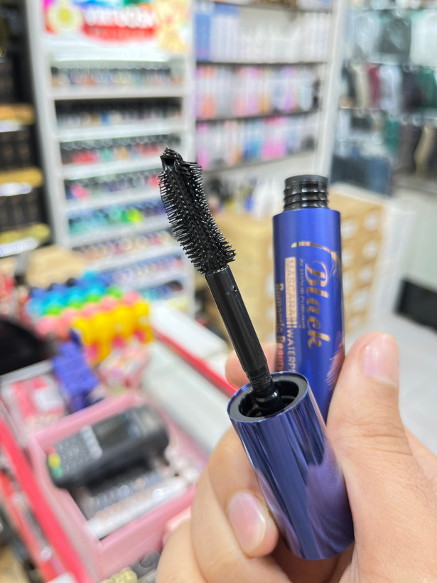 ریمل بلک گلَمور Black Glamour ضدآب با پوکه فلزی | حجمدهنده و حالتدهنده